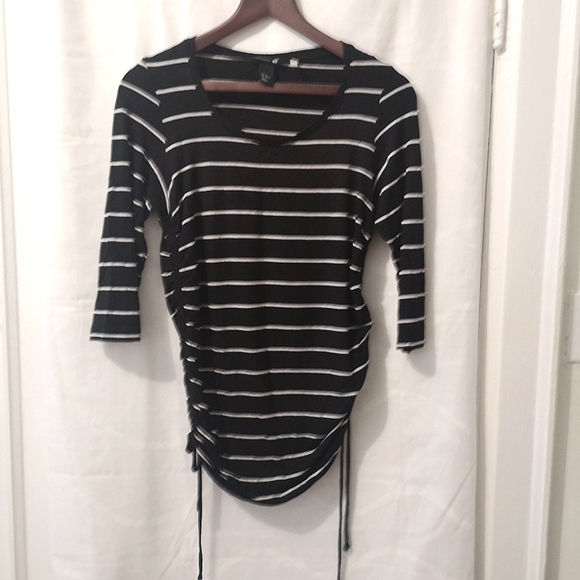 3/$20 H&M mama maternity top - Picture 2 of 8